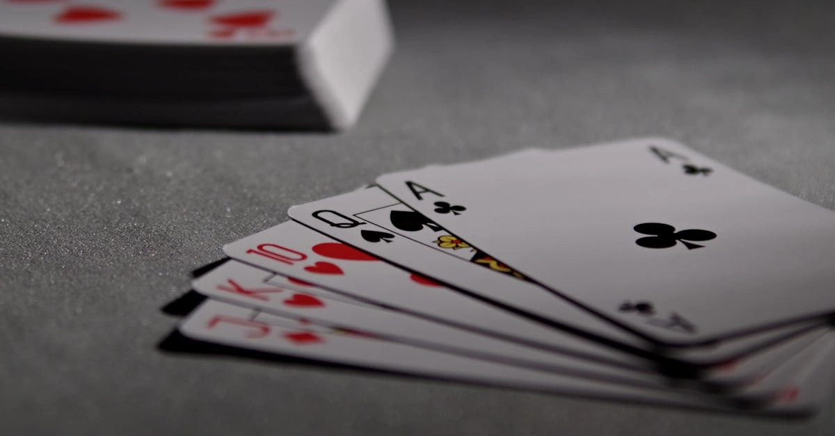 Блэкджек в казино - карты и фишки на игровом столе